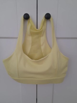 Top deportivo amarillo Decathlon