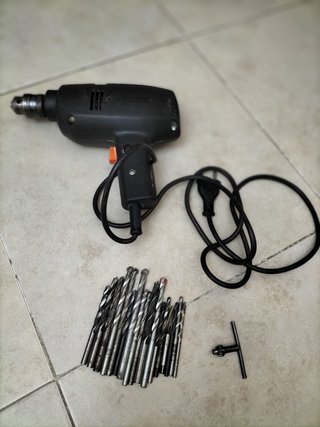 Taladro eléctrico y set de brocas