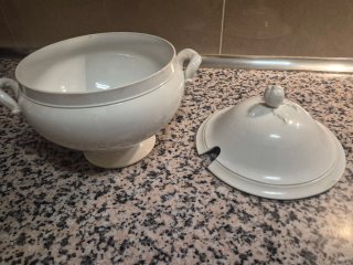 Sopera Antigua de Porcelana Blanca