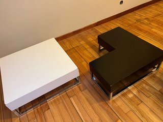 Dos mesas auxiliares encajables blanco y negro.