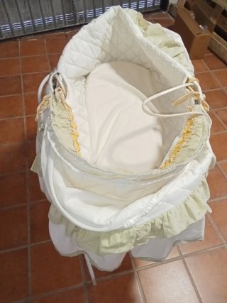 Cuna de mimbre para bebé