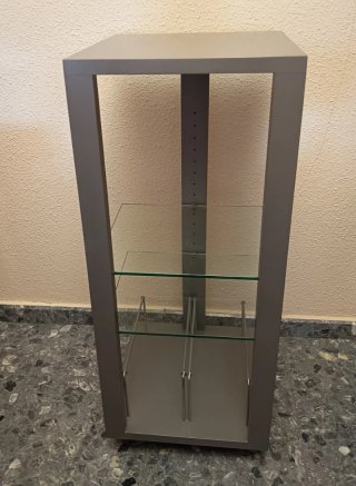 Mueble estantería gris y transparente, con ruedas.