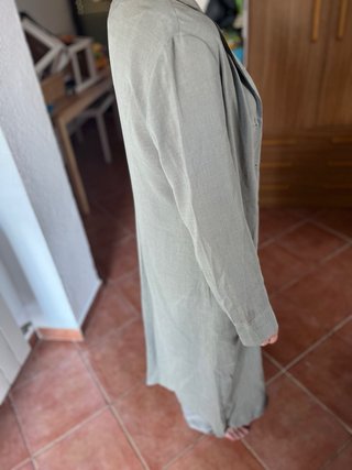 Traje chaqueta gris con top rojo
