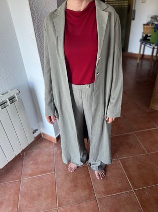 Traje chaqueta gris con top rojo