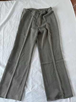 Traje chaqueta gris con top rojo