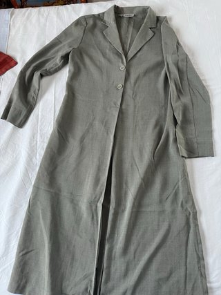 Traje chaqueta gris con top rojo