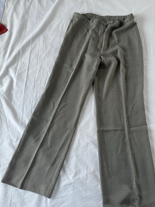 Traje chaqueta gris con top rojo