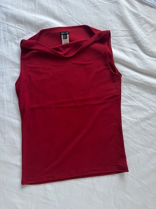 Traje chaqueta gris con top rojo