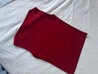 Traje chaqueta gris con top rojo