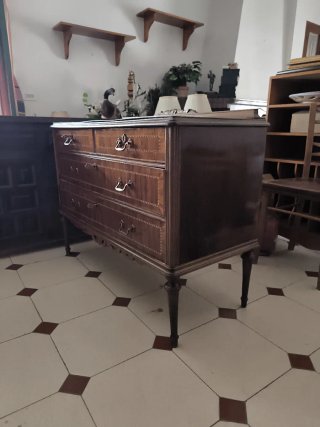 Cómoda de madera con taracea