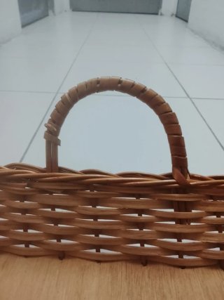 Cesta de mimbre con asas