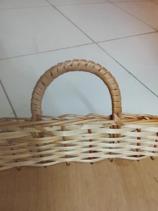 Cesta de mimbre con asas