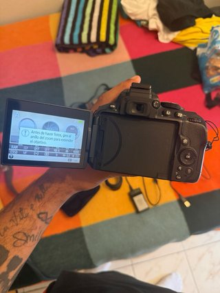 Cámara Nikon D5300 con accesorios