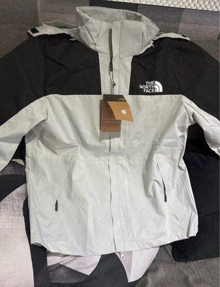 Cortavientos The North Face Gris y Negro