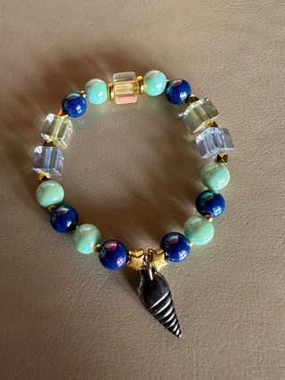 Pulsera con Abalorios y Caracol de Mar
