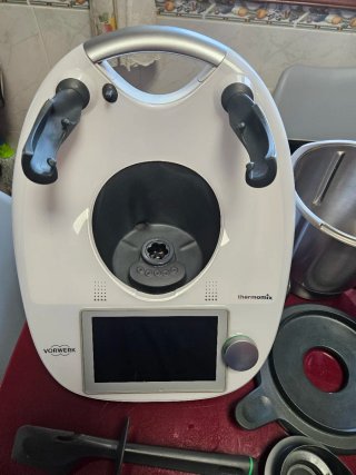Thermomix TM6 con accesorios pelador y picador