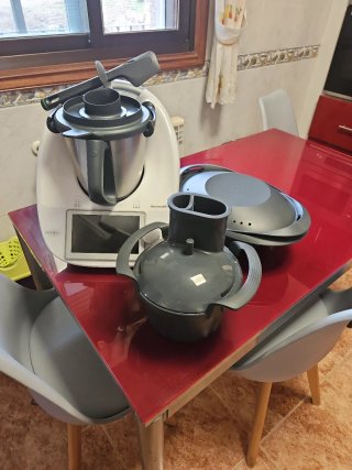 Thermomix TM6 con accesorios pelador y picador