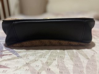 Mala Guess castanha e dourada