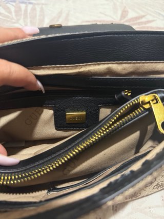 Mala Guess castanha e dourada
