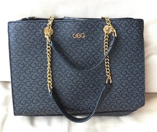 Bolso Negro GBG con Logo y Cadena Dorada