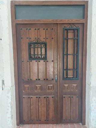Puerta de madera rústica con detalles