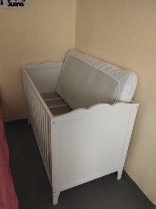 Cuna blanca con colchón incluido ,medidas 66 * 124