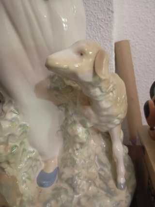 Figura de porcelana madre con bebé y cordero