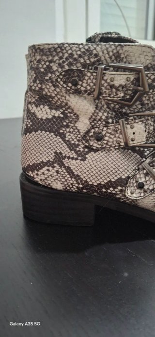 Botines Estampado Serpiente con Hebillas
