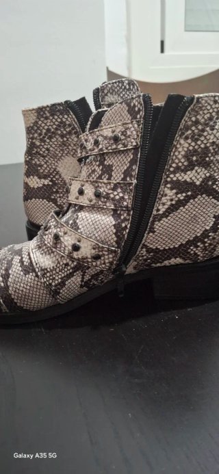 Botines Estampado Serpiente con Hebillas