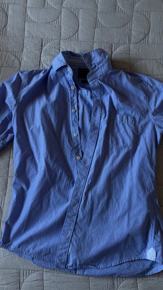 Camisa azul de manga larga