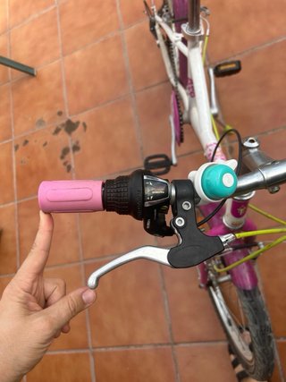 Bicicleta infantil rosa y blanca