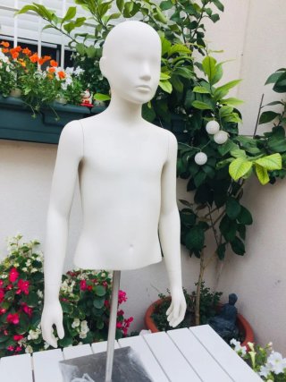 Maniquí infantil para escaparate sin estrenar