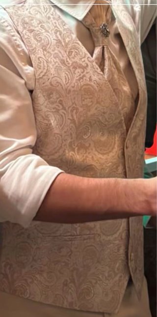 Traje de novio beige y dorado