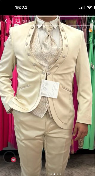 Traje de novio beige y dorado