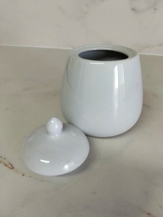 Cerámica blanca con flores