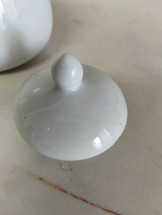 Cerámica blanca con flores
