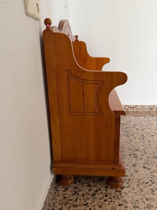 Mueble de madera con baúl