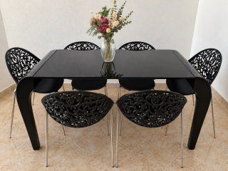 Mesa extensible negra con 6 sillas