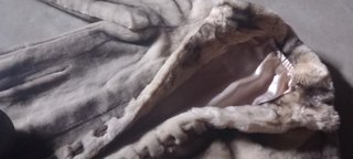 Abrigo imitación de piel beige y gris