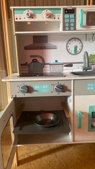 Cocinita de madera con luz y música.