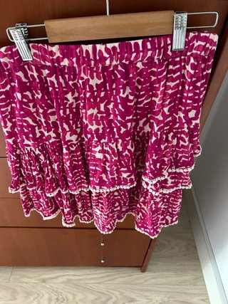 Falda corta rosa y blanca con volantes