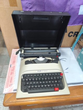 Máquina de escribir Olivetti Lettera 12