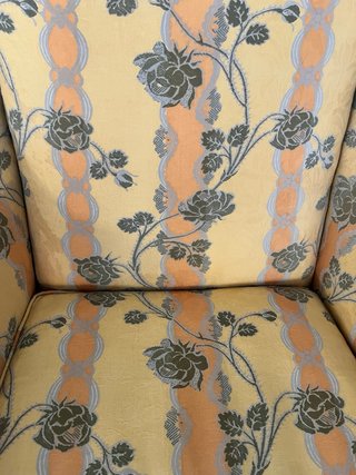 Poltrona in stile classico con struttura in noce e design senza tempo
