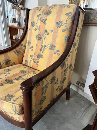 Poltrona in stile classico con struttura in noce e design senza tempo