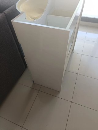 Mueble de baño con lavabo y espejo