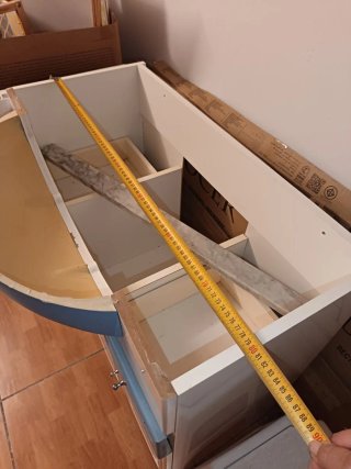 Mueble de baño con lavabo y espejo