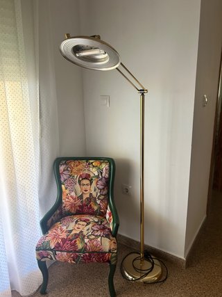 Lámpara de pie dorada