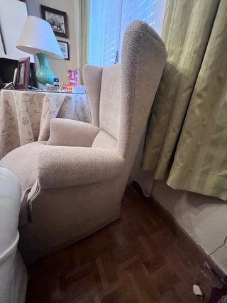 Sillón orejero beige tela