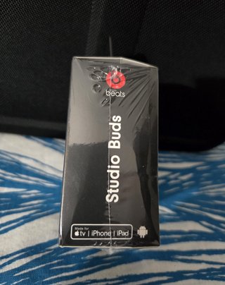 Beats Studio Buds. Negros