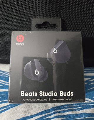Beats Studio Buds. Negros